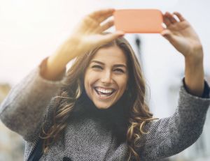 Et si le selfie permettait prochainement de valider un achat à l'instar de la reconnaissance digitale ? / Istock.com - pixelfit