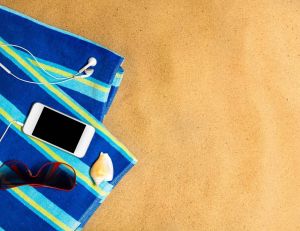 Si votre smartphone tombe dans le sable, quelques solutions s'imposent...