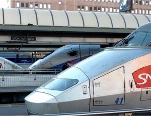 Suite notamment à l'attentat déjoué du Thalys en août dernier, les contrôles et fouilles sont désormais renforcés dans les transports en commun
