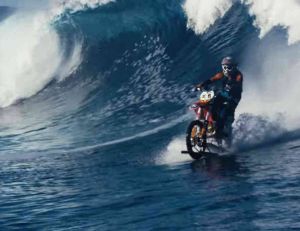Robbie Maddison a réussi l'exploit de surfer... en motocross - DC Shoes copyright