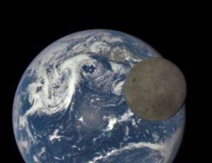 Photographie de la Lune passant devant la Terre prise depuis un satellite de la NASA - copyright NASA