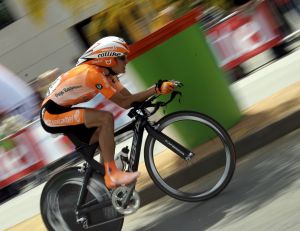 Sans le savoir, certains coureurs du Tour de France sont favorisés, grâce aux voitures situées à proximité... - wikimedia commons / Celso Flores