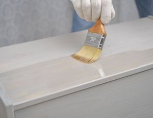 Utiliser de la peinture pour rénover les vieilles chaises ou une commode démodée / iSotck.com - -lvinst-