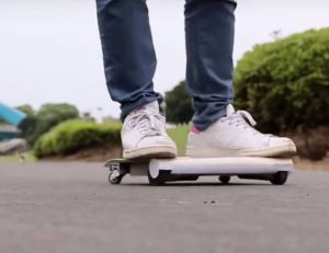 À mi-chemin entre le skateboard et les monoroues, le WalkCar semble bien placé pour concurrencer le segway...