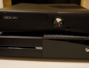 Une Xbox One et Une Xbox 360 placées l'une sur l'autre - copyright wikimedia / justin 14