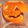 Spécial Halloween : creusez votre citrouille avec vos enfants ! / iStock.com - dolgachov