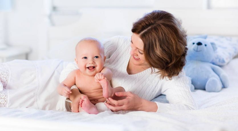 Bébés : conseils, alimentation, allaitement et soins/ iStock.com - FamVeld