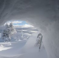 Vue depuis l'intérieur d'un abri de neige