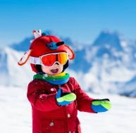 Aux sports d'hiver avec un bébé / iStock.com - FamVeld