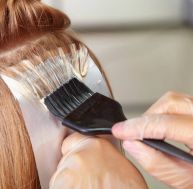 Beauté insolite : découvrez le démaquillant pour cheveux / iStock.com - Alex_Doubovitsky