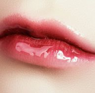 Beauté : l'huile à lèvres pour un maquillage au top / iStock.com - looking2thesky