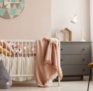 Bébé : quels indispensables pour la chambre d'un nouveau-né ? / Istock.com - KatarzynaBialasiewicz