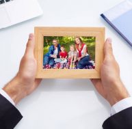 Bien-être au bureau : du cadre à la photo de famille. / iStock.com - mediaphotos