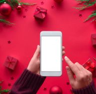Cadeaux de Noël : Top 5 des cadeaux high-tech pour optimiser le télétravail / IStock.com - insta_photos