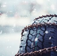 Chaînes à neige, chaussettes à neige, pneus neige... tout savoir ! / iStock.com - Xesai