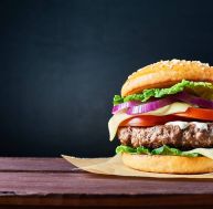 Combien de minutes de marche pour éliminer un hamburger ? / iStock.com - dizelen