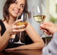 Les soirées speed dating offrent à leurs participants la possibilité d'échanger et de séduire en quelques minutes.