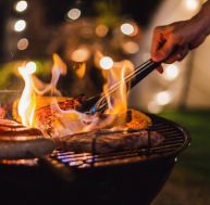 Comment réussir un barbecue en hiver ? / iStock.com - Peera_Sathawirawong