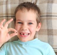 Conserver les dents de lait permet de lutter contre les maladies génétiques / iStock.com-EvgeniiAnd