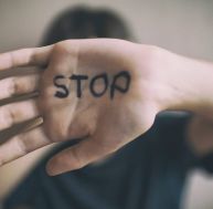 Création d'un réseau mondial des forces de l'ordre contre les violences conjugales : défendre les victimes / iStock.com - Serghei Turcanu