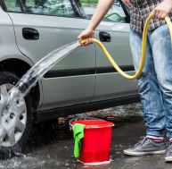Écolo et économe : je lave ma voiture sans utiliser d'eau / iStock.com - KatarzynaBialasiewicz