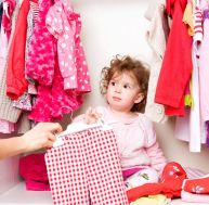 Éducation : à quel âge laisser son enfant choisir ses vêtements  / iStock.com - numbeos