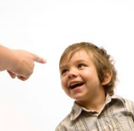 Éducation : pourquoi les enfants rigolent quand on les gronde ? / iStock.com - Fertnig