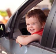 Enfant en voiture : à quel âge peut-il monter à l'avant ?