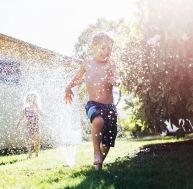 Eté : 5 idées de jeux d'eau pour les enfants / iStock.com - RyanJLane