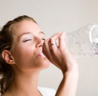 Buvez régulièrement afin d'éviter la déshydratation