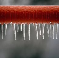 L' eau gelée à l'intérieur des tuyaux exerce une pression qui les endommage