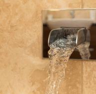 Imiter des pompes à eau publiques d’époque en adoptant les robinets cascades à la maison