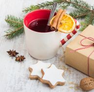 Journée internationale du thé : 3 astuces pour savourer son thé de Noël / iStock.com - diliananikolova