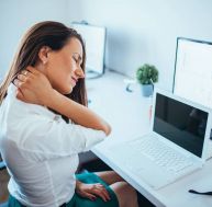La tech neck : quelle est donc cette maladie liée aux nouvelles technologies ? / Istock.com - South_agency