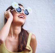 Les lunettes de soleil à adopter pour le printemps-été 2019 / iStock.com - g-stockstudio
