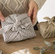Maîtriser l’art du Furoshiki pour emballer cadeaux et objets de manière écologique