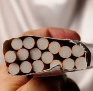 Microeconomics a estimé qu'il faudrait dépenser 13,07 euros par paquet si l'on prenait en compte le coût du tabac pour la collectivité