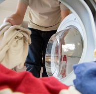 Mode : faut-il laver ses vêtements neufs avant de les porter ? / iStock.com - tilo