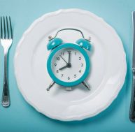 Nutrition : décaler le petit-déjeuner et le dîner pour perdre du poids / iStock.com - a_namenko