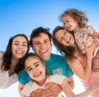 Partir en vacances : quels avantages pour les familles nombreuses ? / iStock.com - yaruta