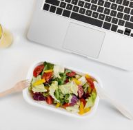Pause déjeuner au bureau : comment s'occuper pour un vrai moment de détente ? / iStock.com-LightFieldStudios