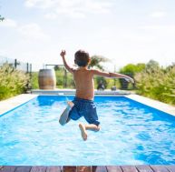 Piscines privées : quelles précautions indispensables pour la baignade de vos enfants  ?