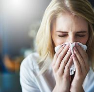 Quelles astuces pour soigner un rhume sans médicament ? / iStock.com - PeopleImages