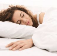 Quelques bonnes habitudes pour bien dormir / Istock.com - Prostock-Studio