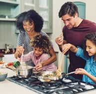 Quels réflexes adopter en cuisine pour réaliser des économies d'énergie au quotidien ? / iStock.com - PeopleImages