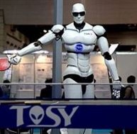 TOPIO, le robot humanoïde japonais. 