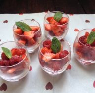 Salade de fraises et framboises à la menthe fraîche
