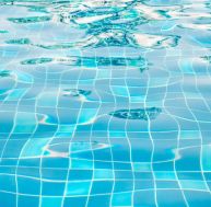 Santé : une étude affirme que les piscines publiques contiennent trop ... d'urine ! / iStock.com - VICHAILAO