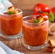 Tomate, lait de coco, pistou... des recettes de soupes froides, pour un repas rafraîchissant !