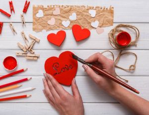 3 idées DIY à faire pour la St Valentin / Istock.com - Prostock-Studio